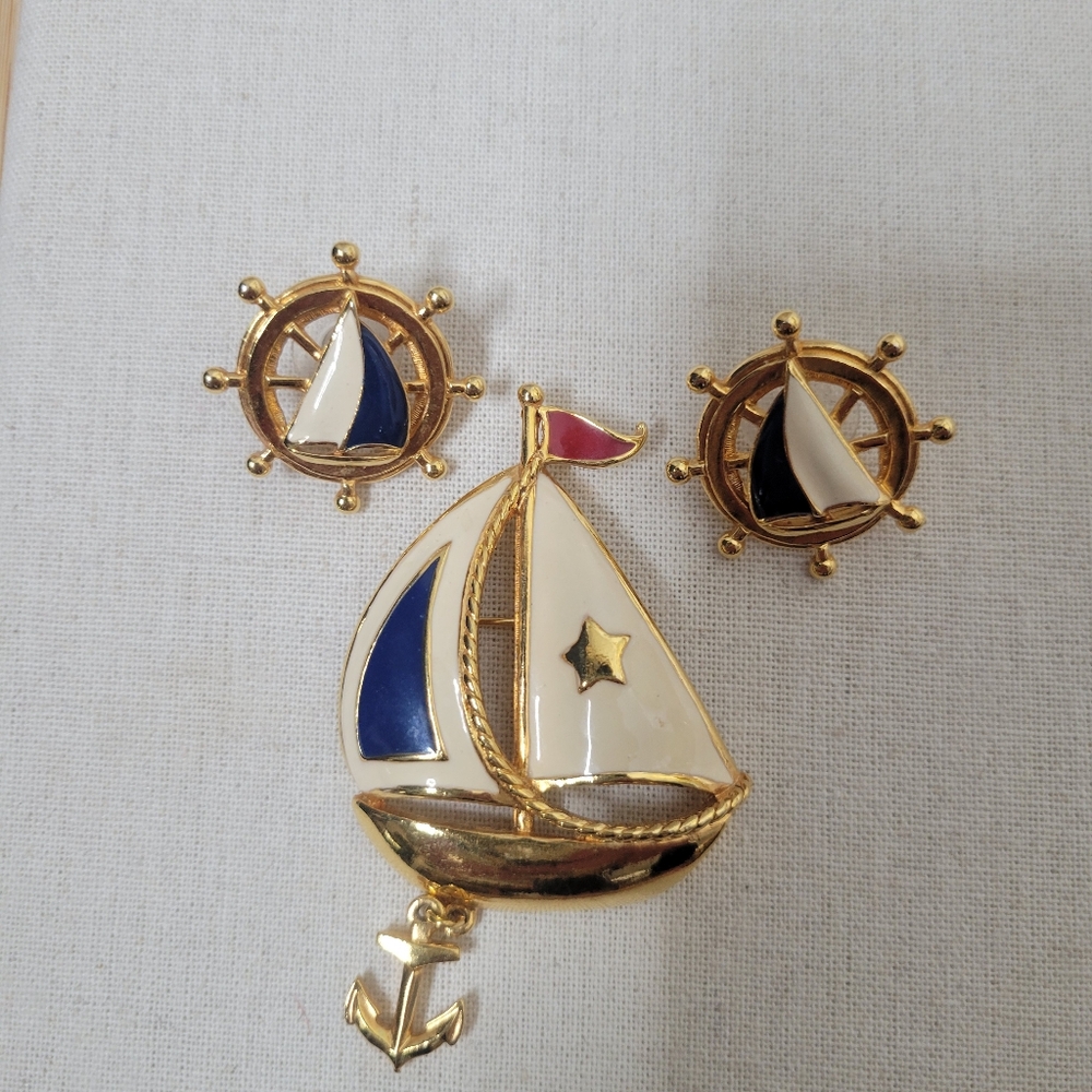 Vintage Avon Gold and Enamal Nautical Sailboat Brooch and Earrings 3 Piece Set. - Picture 4 of 4